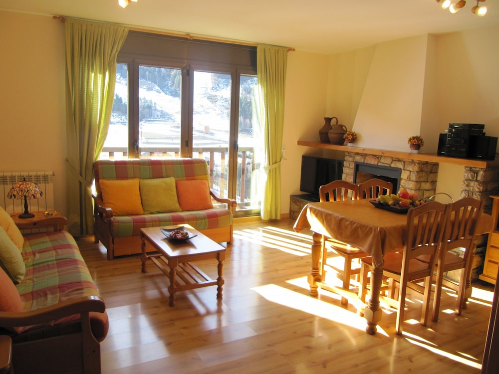 Stunning Cbin Rentl with Hot Tub Overlooking Fishing Creek ner Sproul Stte Forest Pennsylvni — hotel in Mill Hall