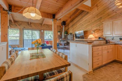 Smokey Plaza Condo 1 — 4-Star Luxury Hotel in Ketchum, United States