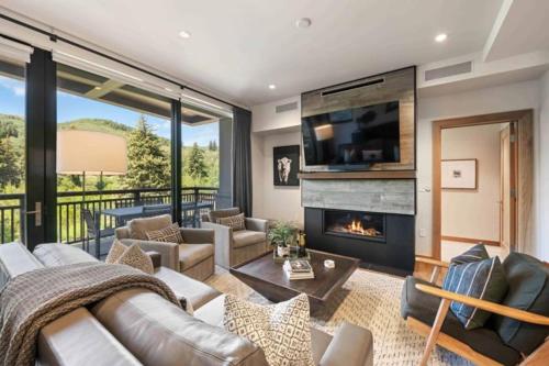 Riverfront Lodge 100 by East West Hospitality — 4-Star Luxury Hotel in Avon, United States