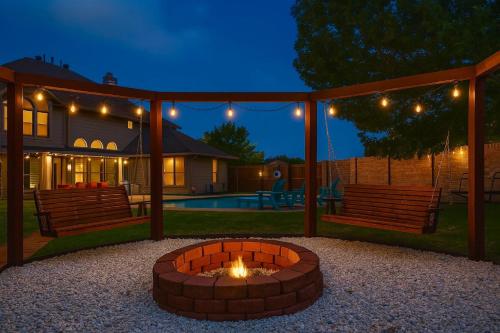 Luxury 6br Retreat Pool Hot Tub Cinema Game Room — Haltom City
