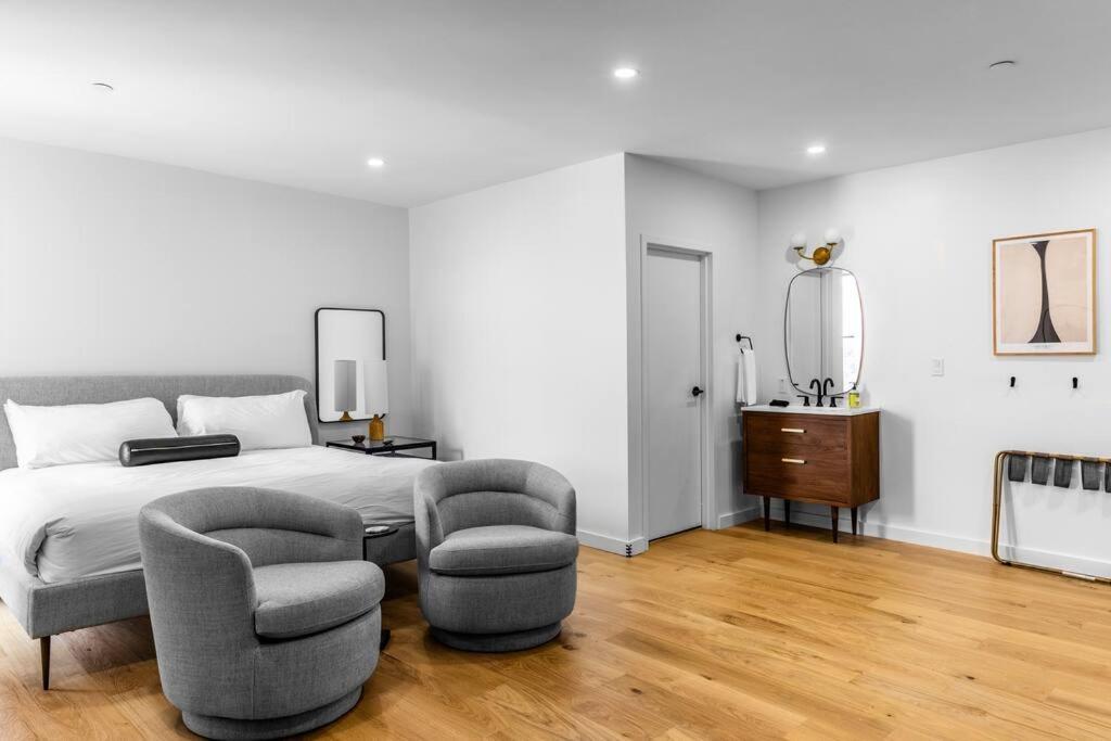 Historic DTWN Hotel The Phenix King Bed Room # 303