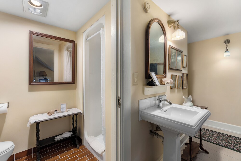 The Stagecoach Inn Bed & Breakfast and Five20 Social Stop - photo 21