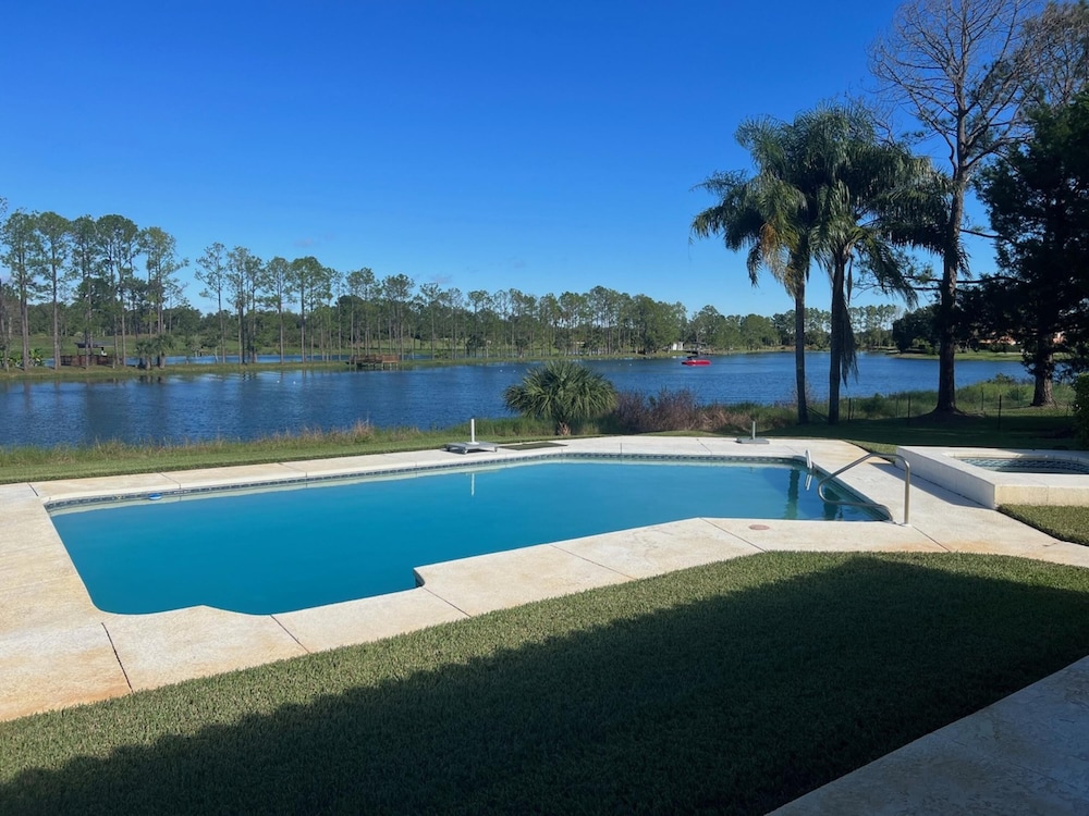 Swiss 24 Lake Stephanie in Clermont, United States