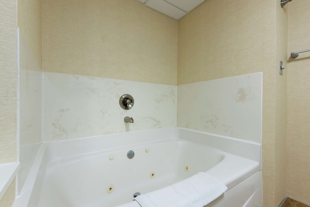 Hampton Inn & Suites Cleveland Airport Middleburg Heights - photo 38