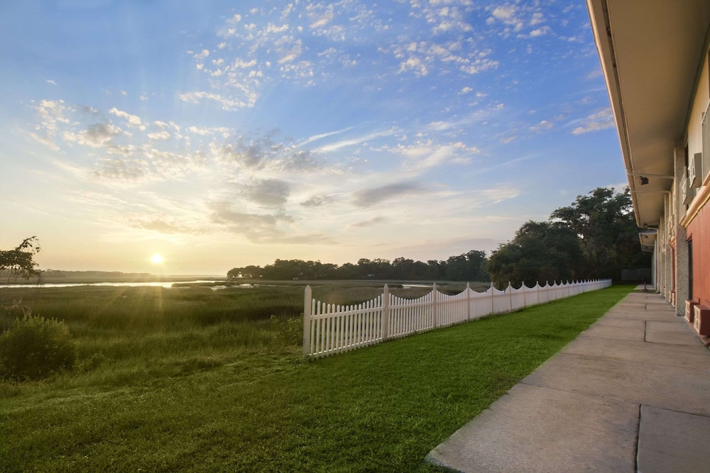 Howard Johnson by Wyndham Beaufort Parris Island - photo 25