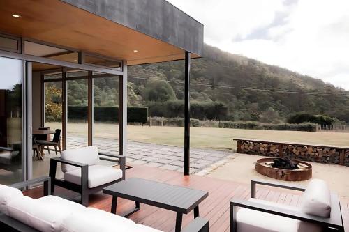 Woodbridge Hill Country Escape — Woodbridge