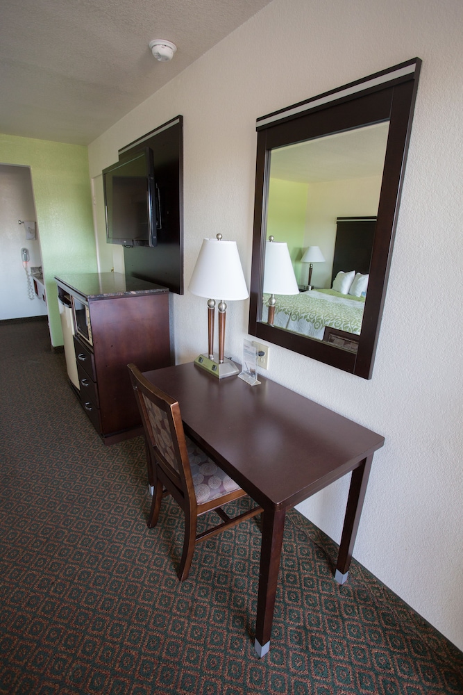 Days Inn by Wyndham Oceanside - photo 8