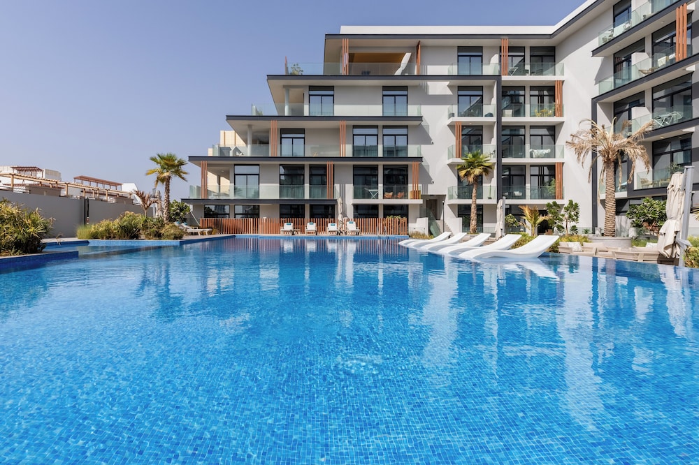 Waves Elegant Oxford 212 Studio in JVC with City Views — 4-Star Luxury Hotel in Dubai, United Arab Emirates