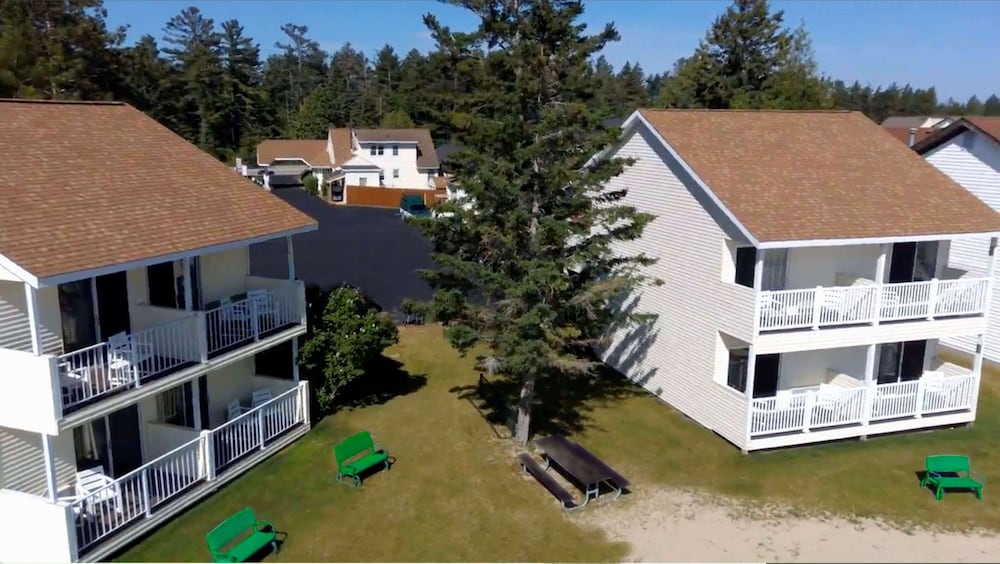 Beachcomber of Mackinaw - photo 87