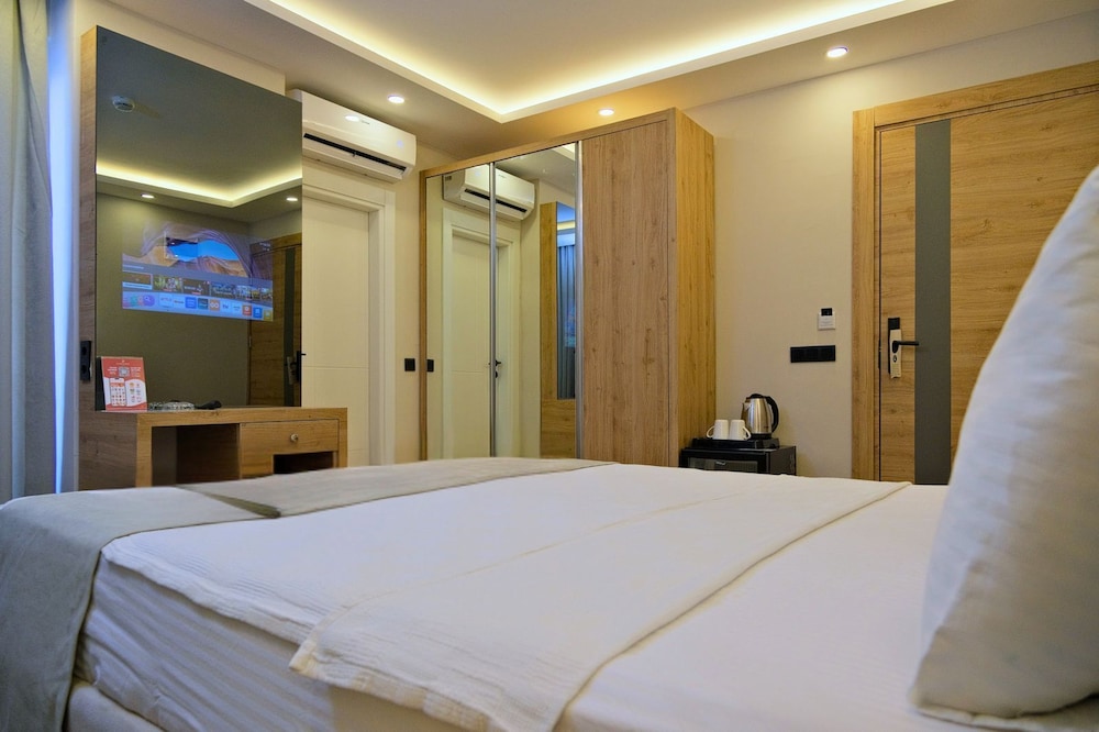 La Vita Es Bella in Konyaalti, Turkey