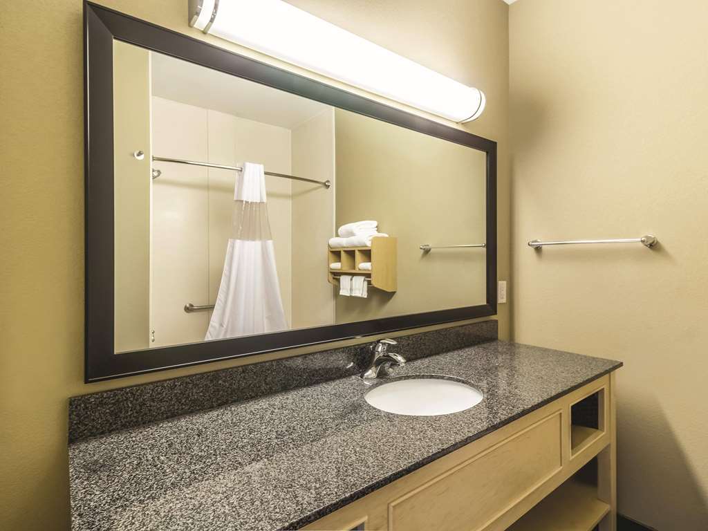 La Quinta Inn & Suites by Wyndham Fargo Medical Center - photo 14