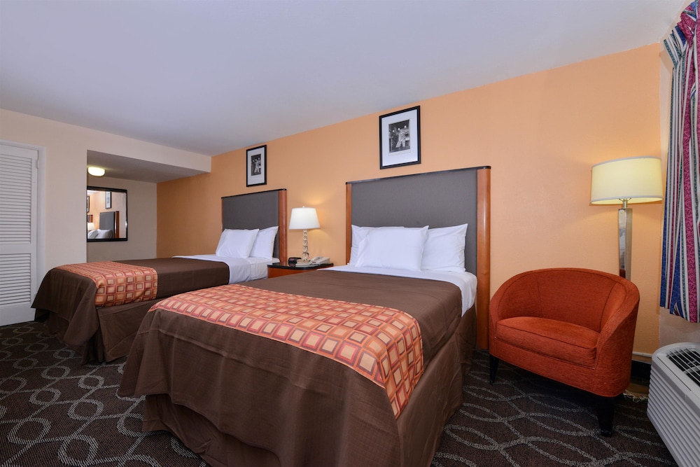 Media Inn and Suites - photo 13