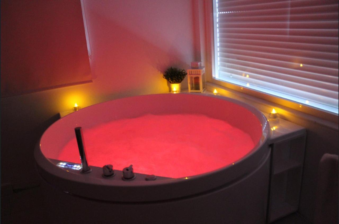 Jacuzzi Amanecer de Plata Decoracion Romantica in Chiclana De La Frontera, Spain