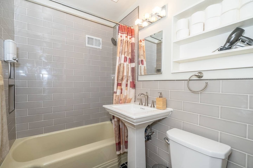 Spacious 4BR CozySuites in Old Town Alexandria - photo 18