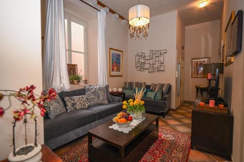 Large Three Bedroom Center of Old Town