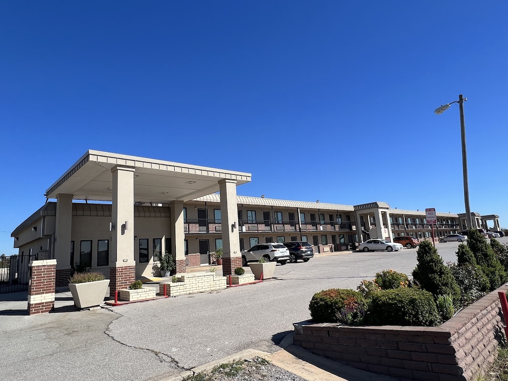 Hotel 81 El Reno - photo 20
