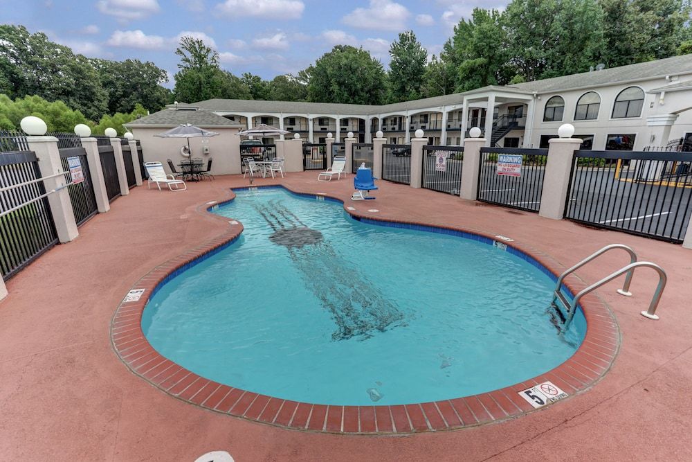 Econo Lodge Inn and Suites 3524 Elvis Presley - photo 15