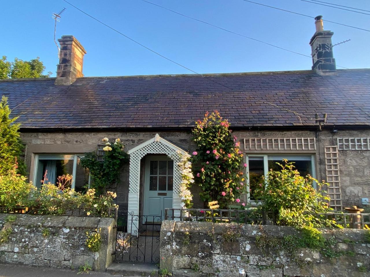 The Old Post Office Cosy Cottage in Northumberland Near Coast Dog Friendly — 4-Star Luxury Hotel in Alnwick, United Kingdom