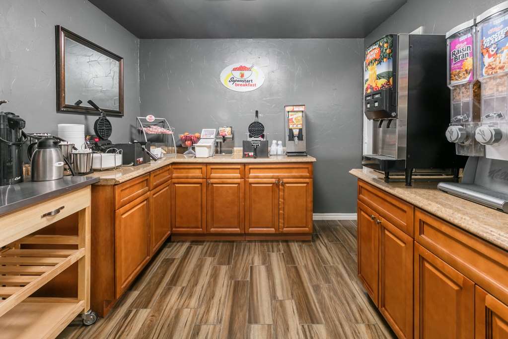 Super 8 by Wyndham Arlington Near AT&T Stadium - photo 17