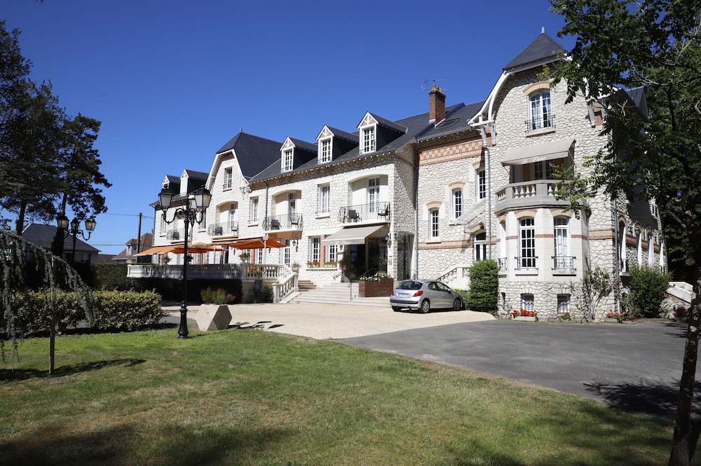 Logis Hotel le Parc Sologne in Salbris, France