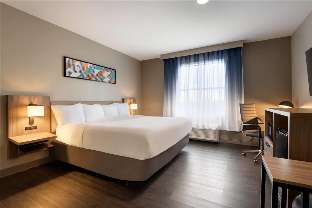 La Quinta Inn & Suites by Wyndham Montgomery - photo 10