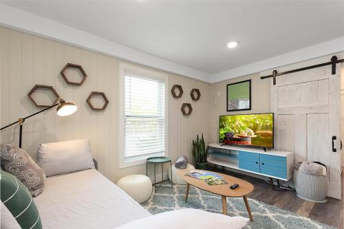 Contemporary Mid Century Style Downtown AC in Traverse City, United States