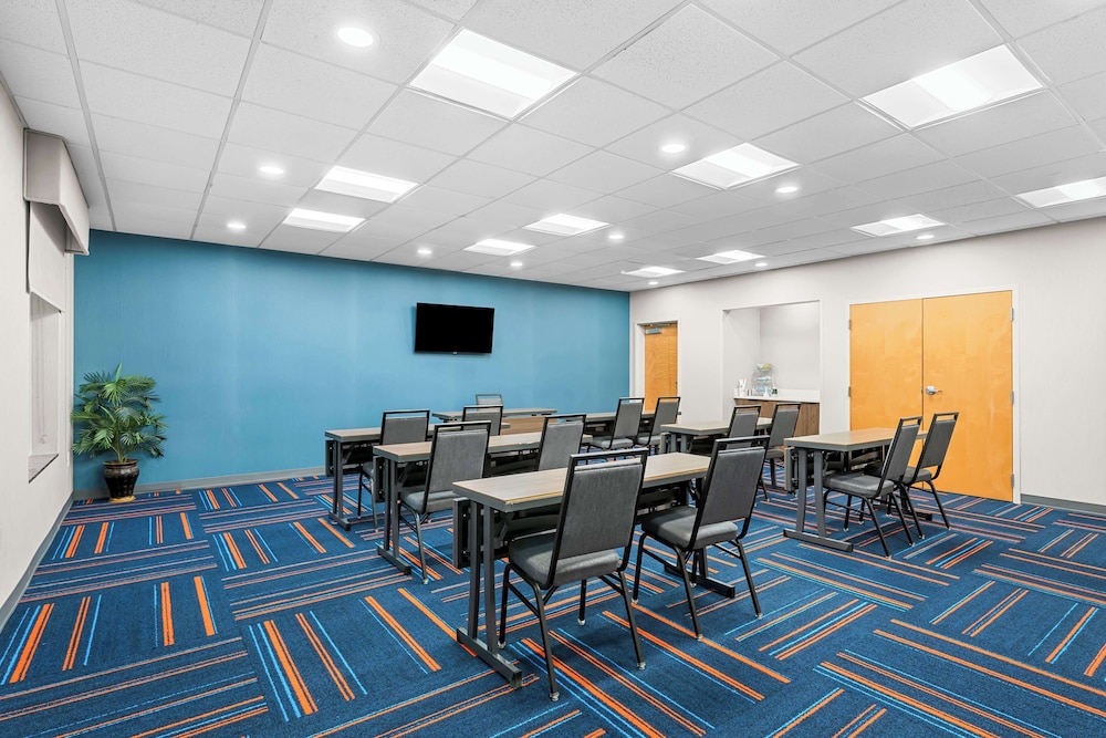 Hampton Inn & Suites Charlotte Airport - photo 49
