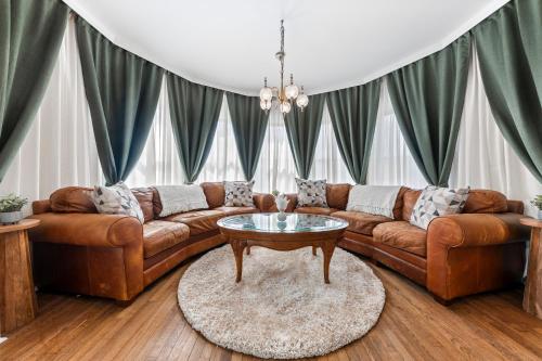 Beautiful Condo King Bed Free Waffle Breakfast — 4-Star Luxury Hotel in Geneva, United States
