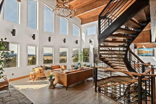 Steel Pine Lodge A Rustic Mountain Retreat Views — 4-Star Luxury Hotel in Big Bear City, United States