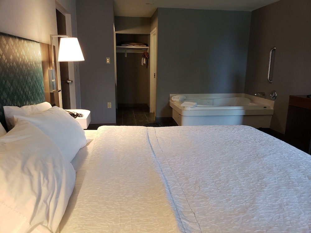Hampton Inn & Suites Newtown - photo 13