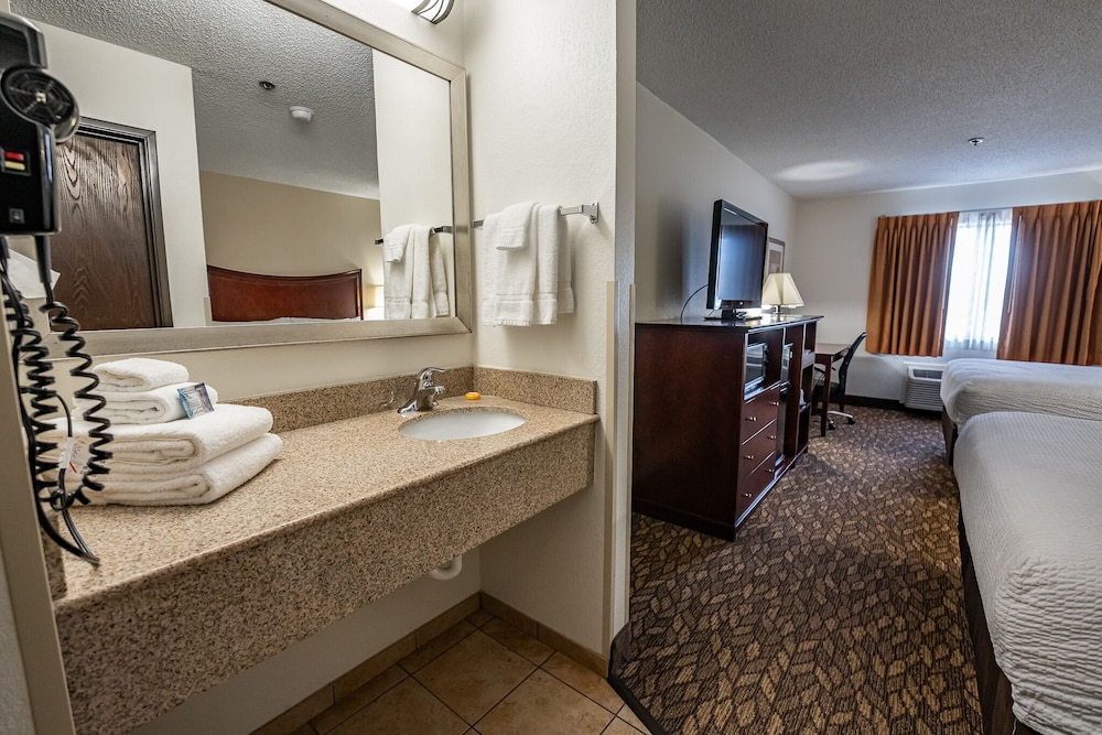 Christopher Inn and Suites - photo 26