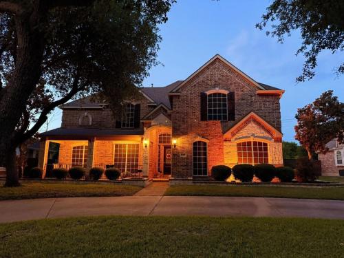Luxury 5BR Retreat Kid's Playroom Near Lake Hubbard Vineyard Views — hotel in Rowlett