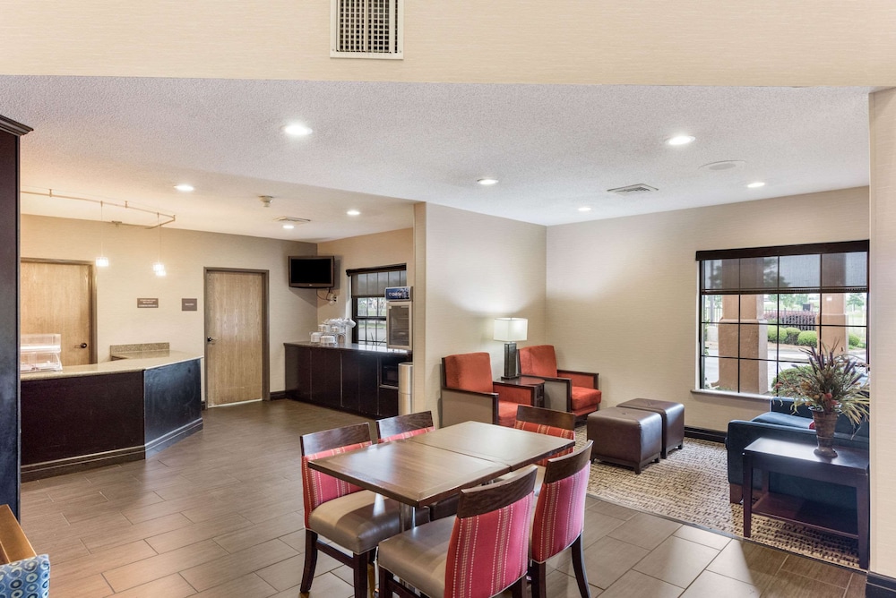 Comfort Suites Monroe - photo 8