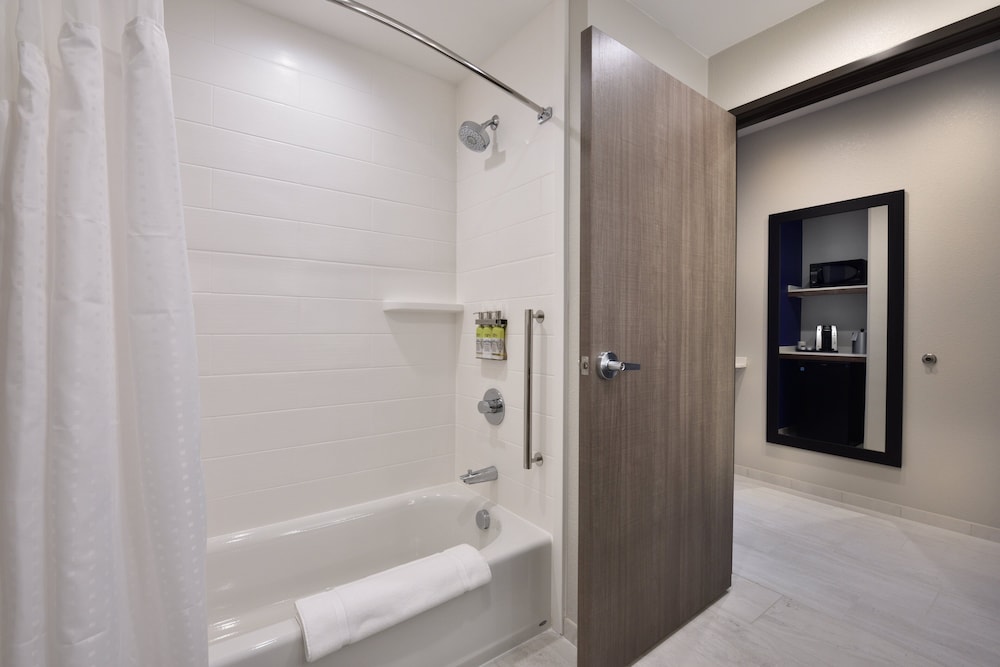 Holiday Inn Express & Suites Spring Woodlands Area by IHG - photo 14