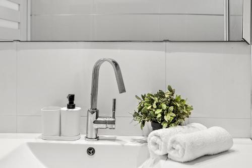 Mediterranean Vista Apartment in front of Gordon — 4-Star Luxury Hotel in Tel Aviv, Israel