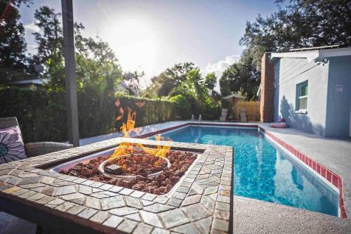 Heated Pool in Private House w Fire Pit — 4-Star Luxury Hotel in Seffner, United States