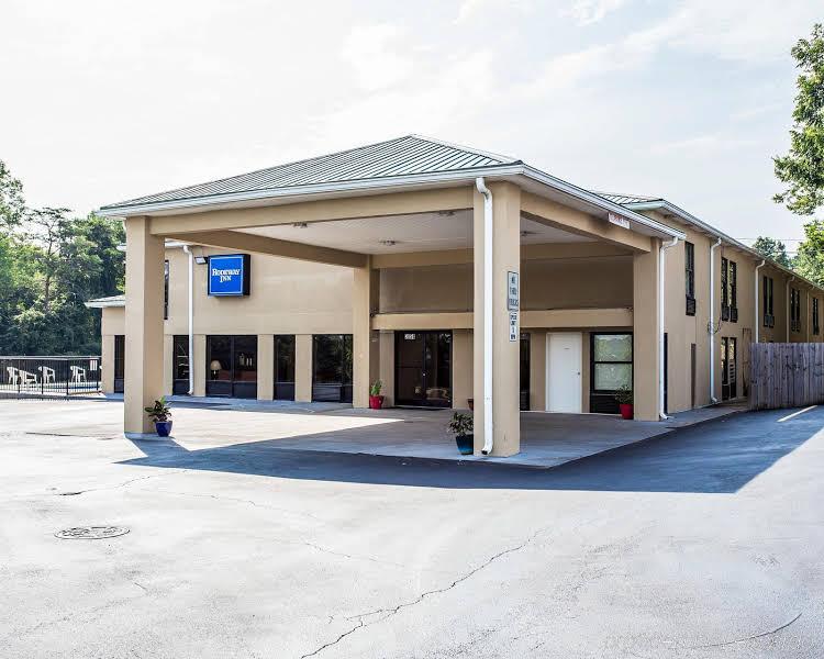 Claremont Inn & Suites - photo 2