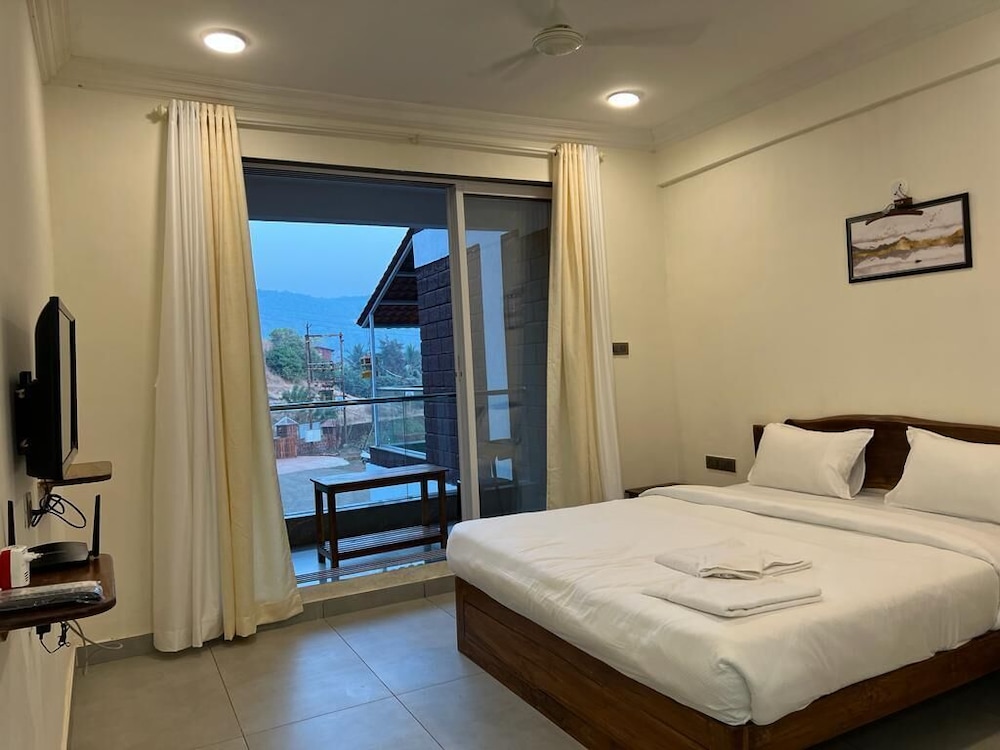 Coastal Bay Beach Resort — Harnai — photo 5