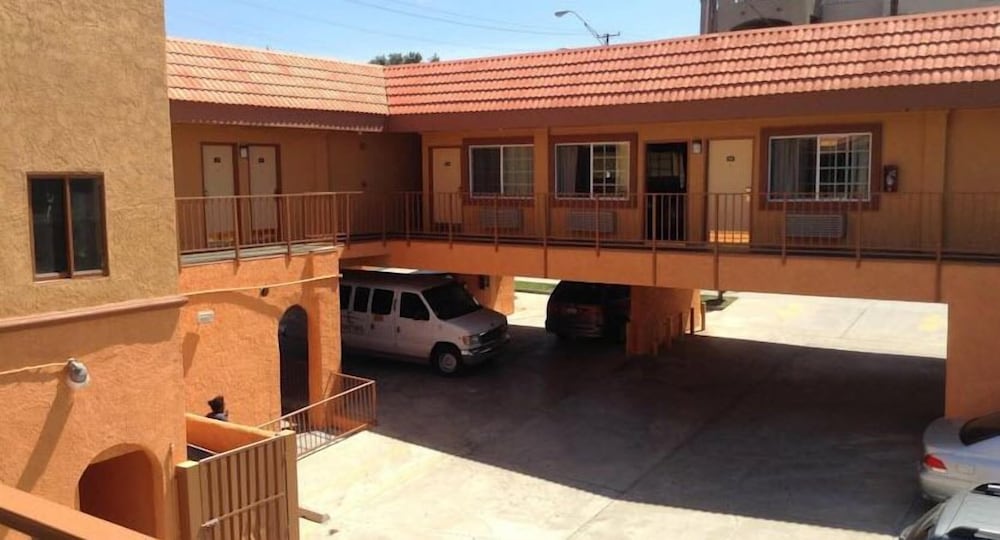 Coast Motel - photo 2