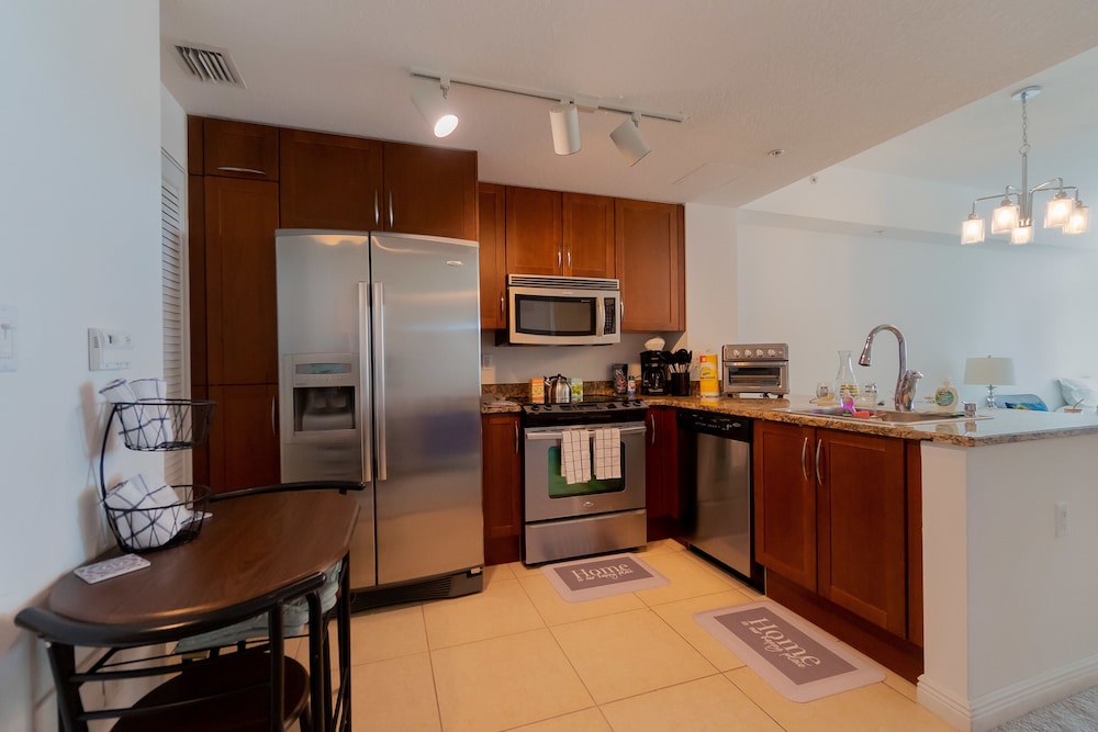 314S Nautical Beach Suite 2 Beds Pools Jacuzzi Beach Shops Dog Friendly — 4-Star Luxury Hotel in Boynton Beach, United States