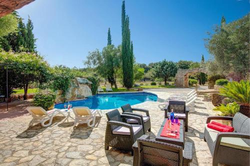 Beautiful Pollensa Villa 4 Bedrooms Villa Bennassar Mountainside Views — 4-Star Luxury Hotel in Pollenca, Spain
