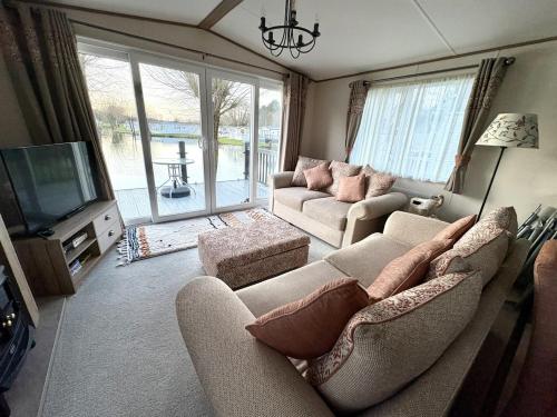 Sunset View Dog Friendly Free Hoburne Passes in South Cerney, United Kingdom