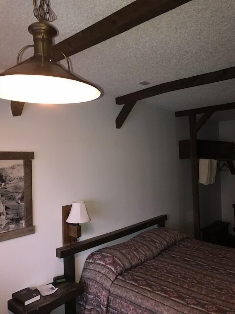Bunkhouse Motel - photo 10