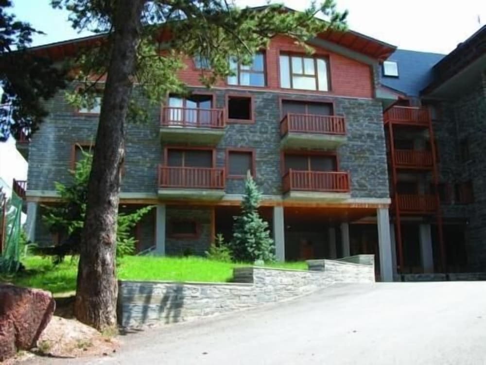 Apartamentos Solineu — 4-Star Luxury Hotel in Alp, Spain