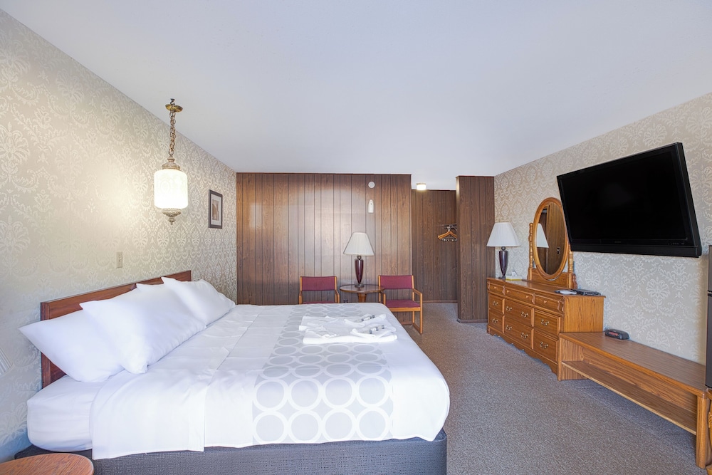 Love Hotels Tomahawk by OYO at Lake Mohawksin WI - photo 15