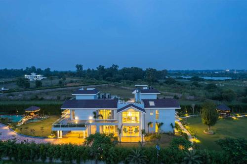 StayVista at Serenity Farms with Pool Lawn Bonfire & BBQ