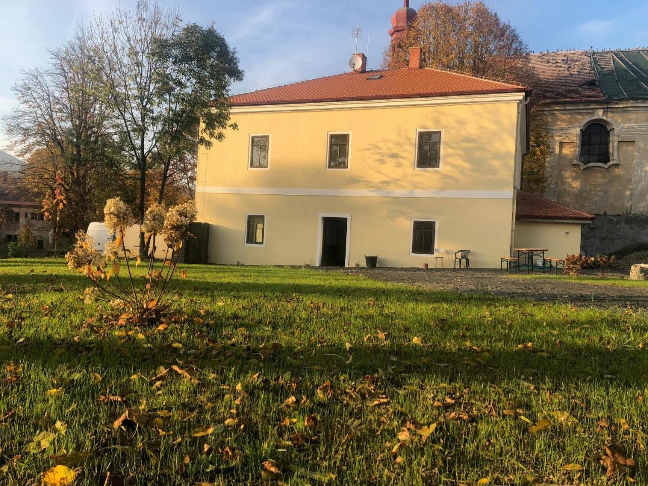Penzion Fara pod Milešovkou — 4-Star Luxury Hotel in Velemin, Czech Republic