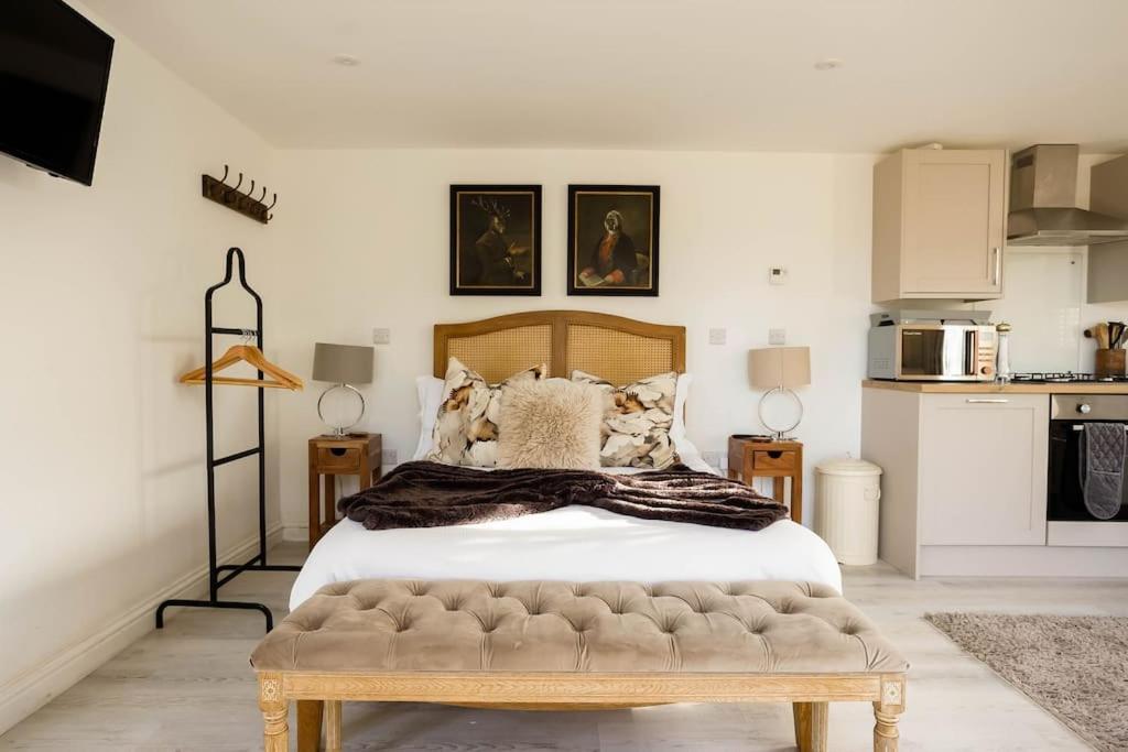 Meadow Cottage Secluded Woodland Cottage with Private Hot Tub — 4-Star Luxury Hotel in Blandford Forum, United Kingdom