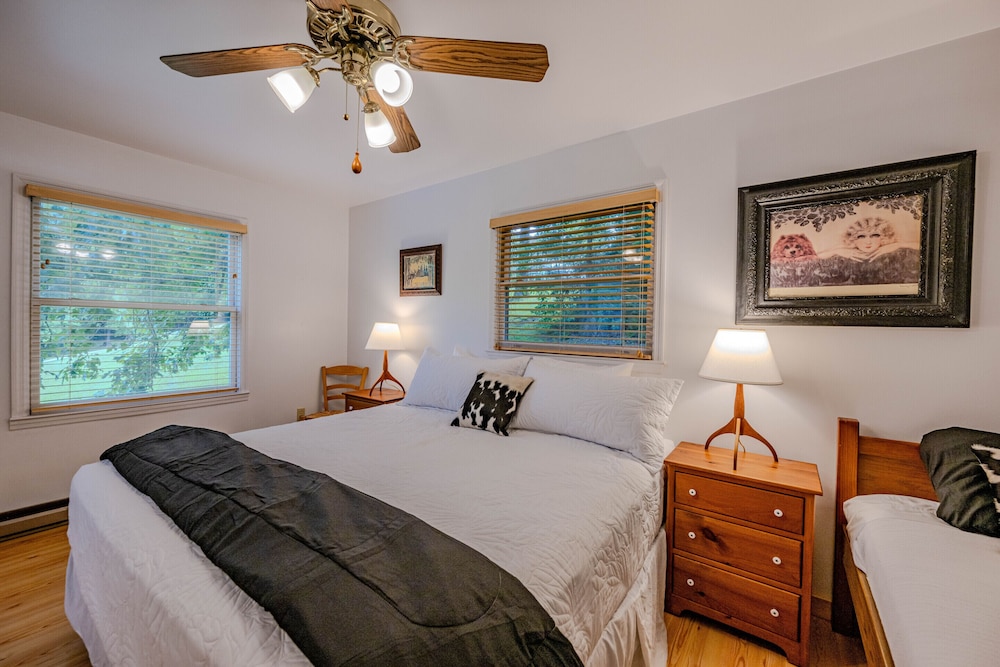 Fire Mountain Inn Cabins & Treehouses - photo 2