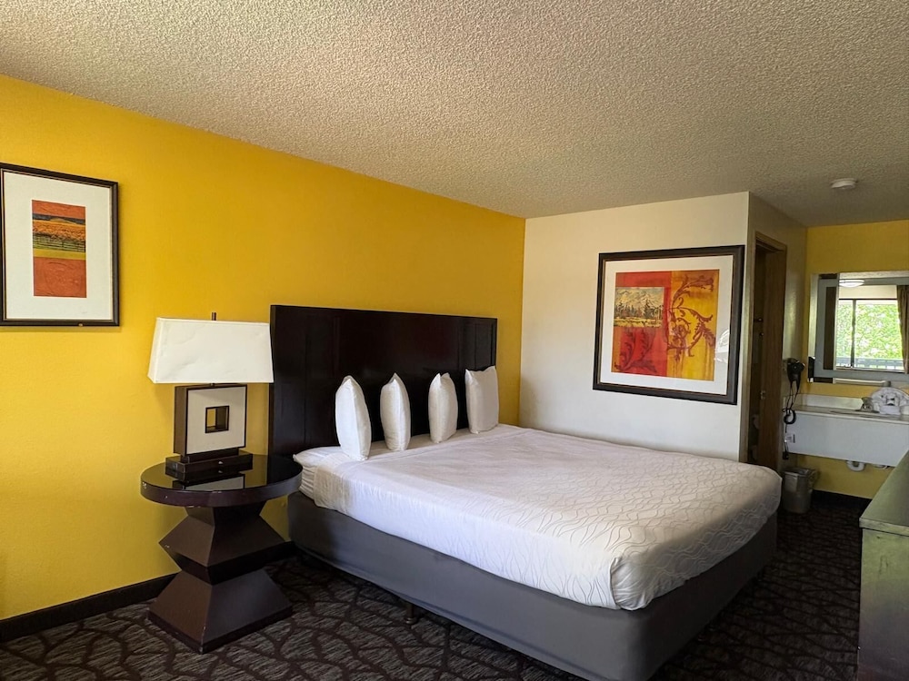 PepperTree Inn - photo 10